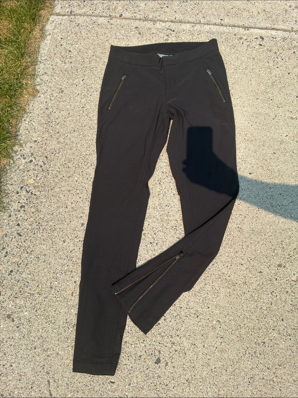 Athleta Black Zip-Pockets/ankles. Sz 4